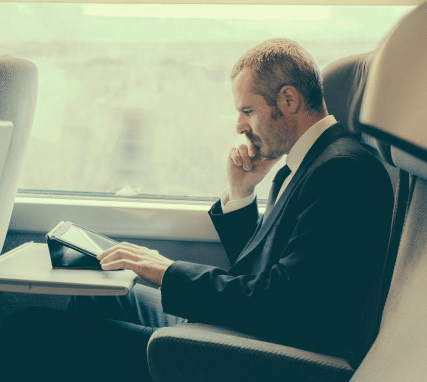 Man som arbetar på sin bärbara dator medan på ett tåg Business Travel